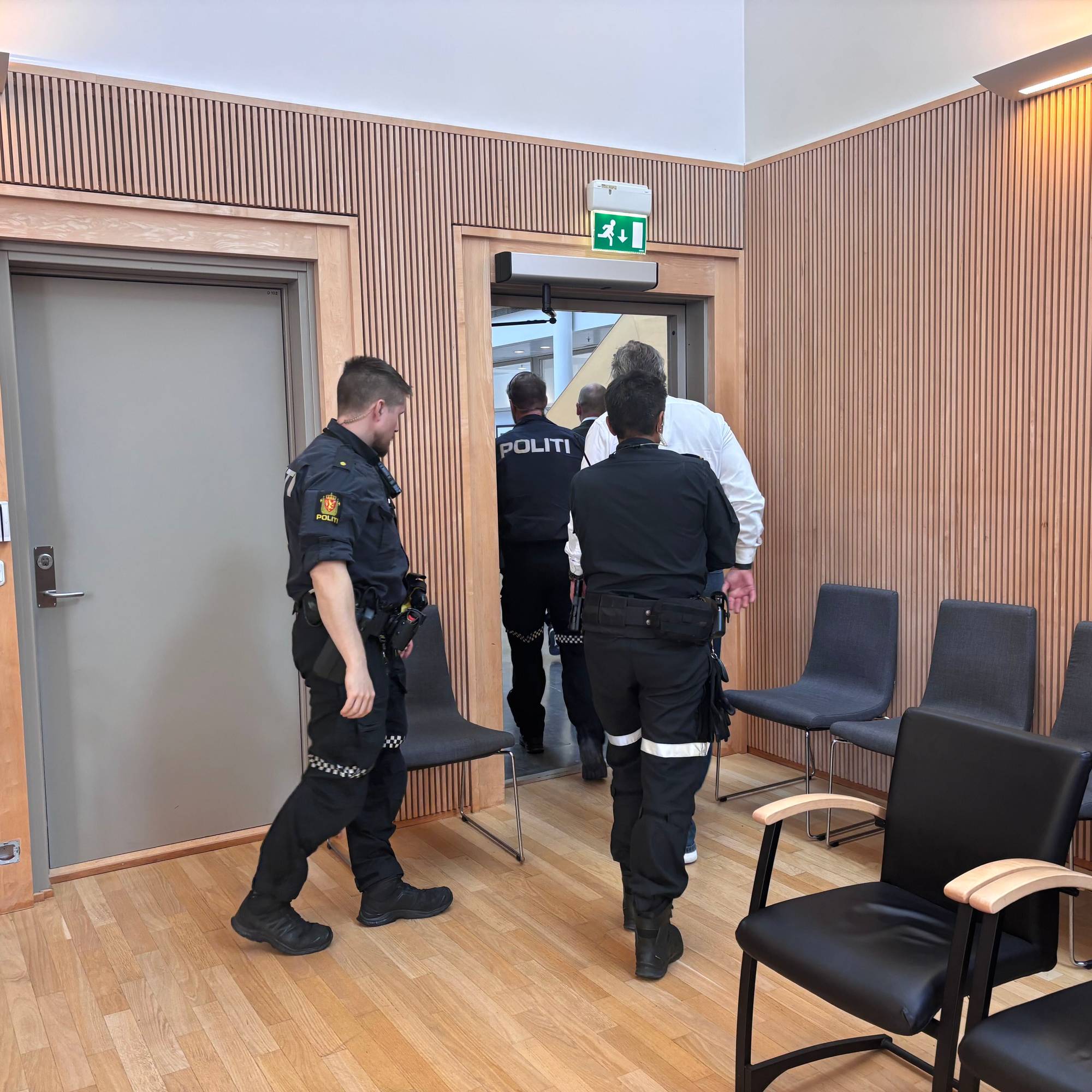 Politiet er til stede i rettsalen. 