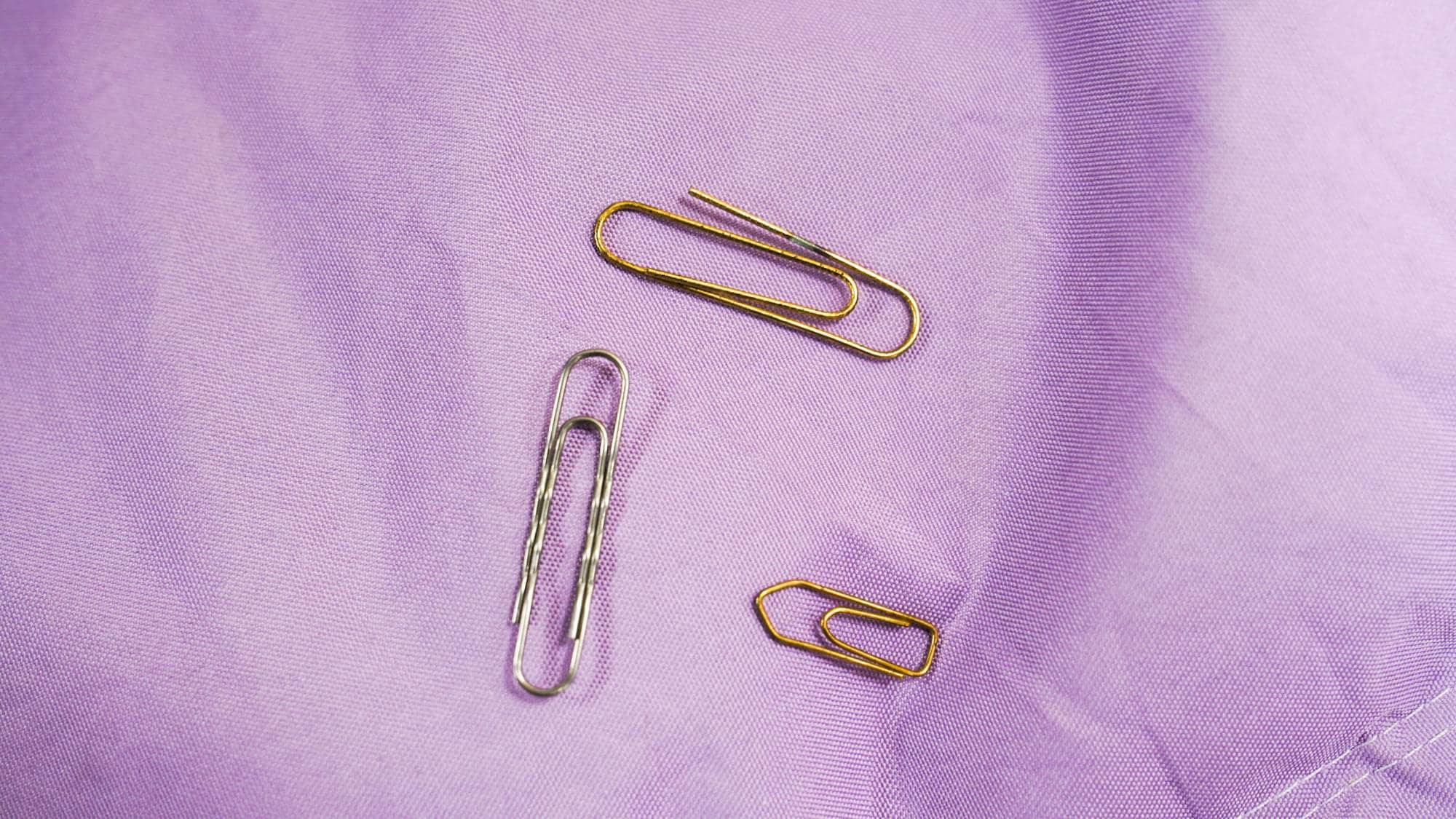 Bilde av binders på en rosa bakgrunn