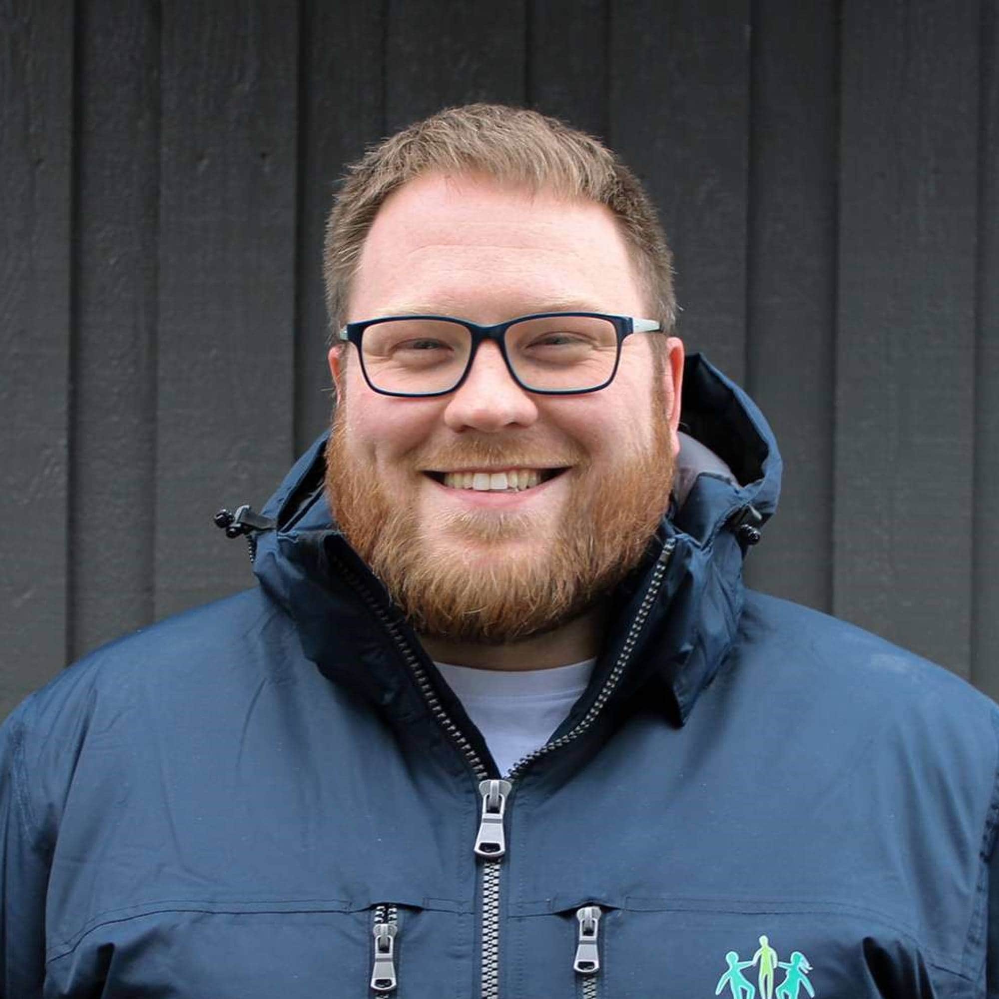 Magnus Pedersen, Politisk rådgiver i Spillavhengighet Norge, i blå jakke smiler til kameraet.