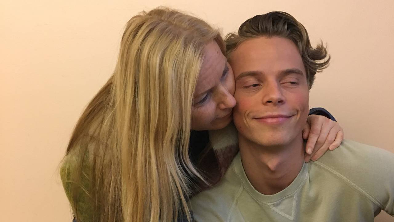 Anja Katrine Tomter klemmer sønnen Håkon