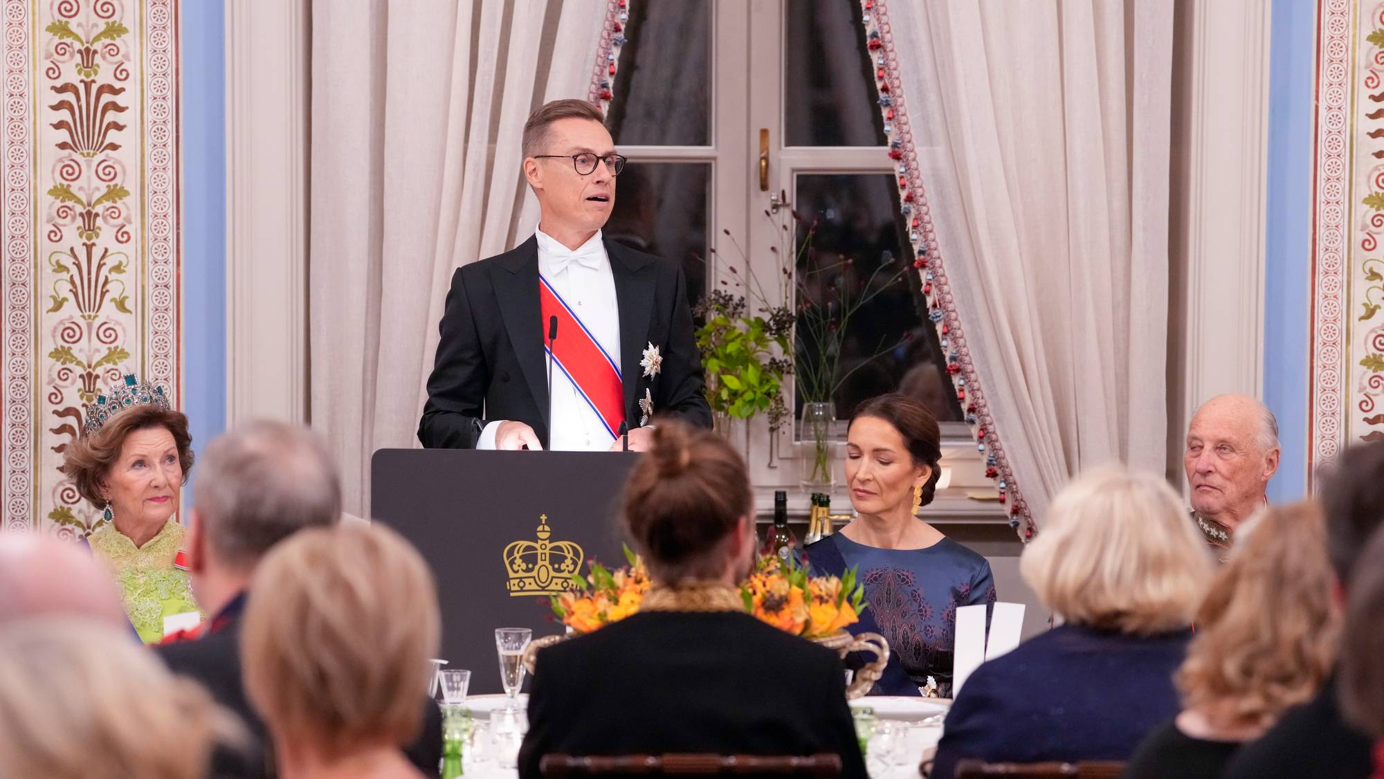 Finlands president Alexander Stubb holder tale under en gallamiddag på Slottet i Oslo. 