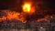 Foto: Hussein Mala / AP Israelsk angrep mot Beirut. Ildkule over bygninger.