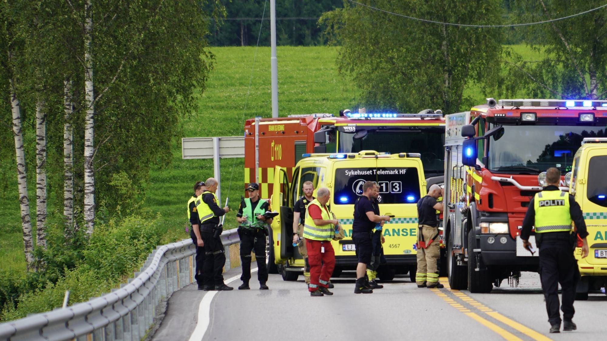 Nødetater på en vei etter ulykke.