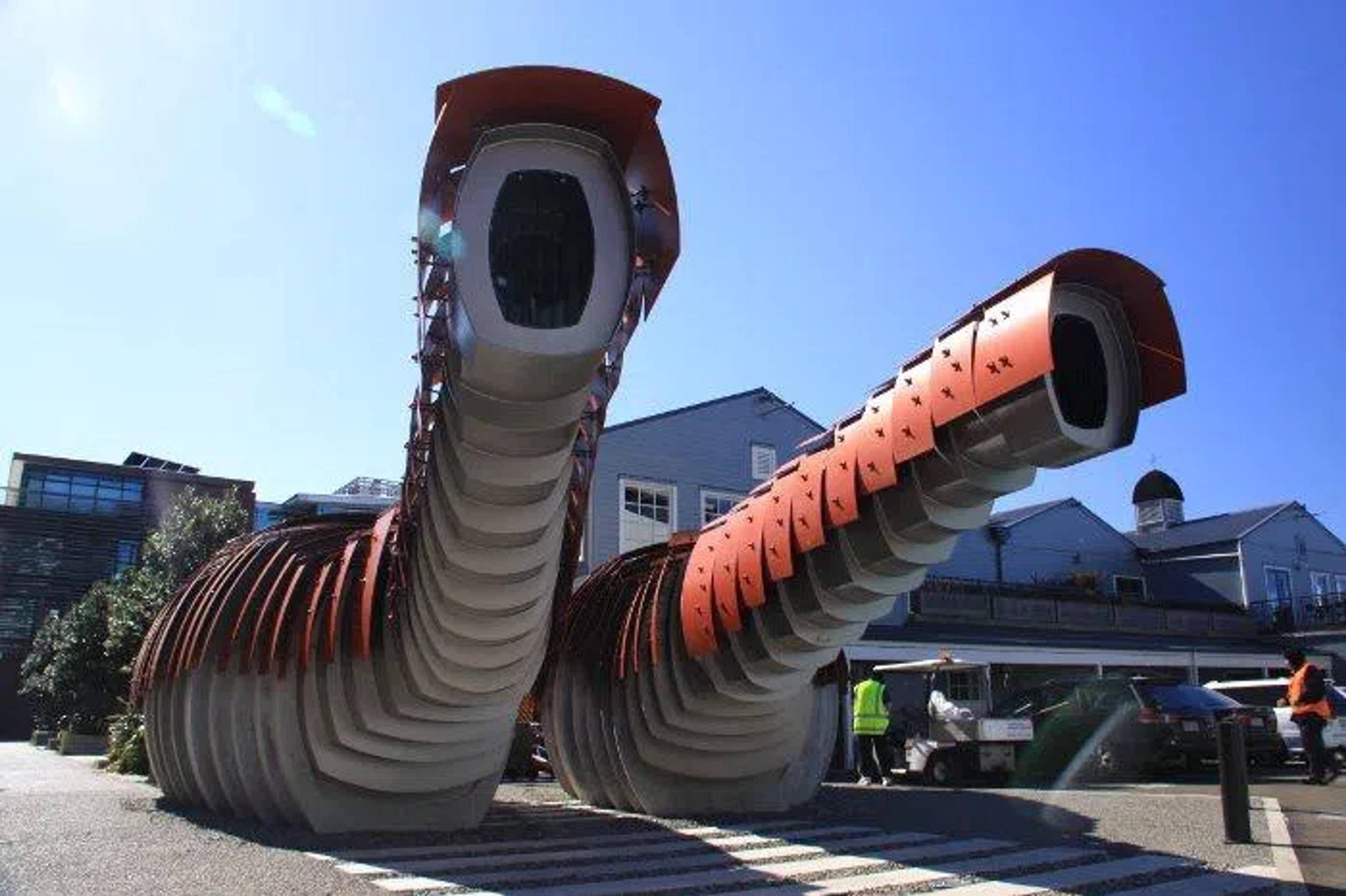 UVANLIG: Kumutoto-toalettet, designet av Studio Pacific Architecture, ligger i Wellington i New Zealand. Er beskrevet både et insekt og en dinosaur, og designet med tanke på å virkelig synes i bylandskapet. Foto: