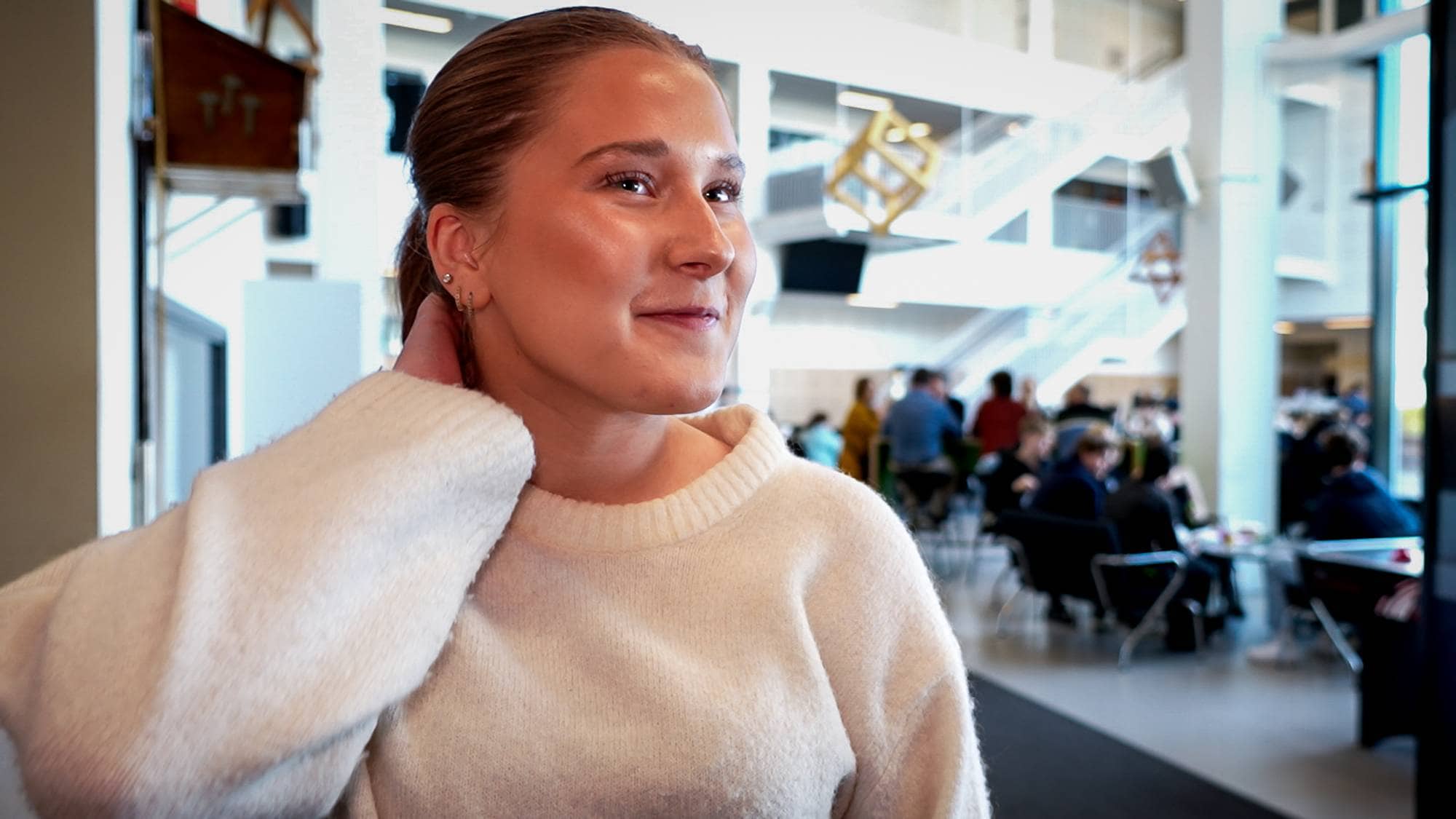 Skoleelev med hvit ullgenser