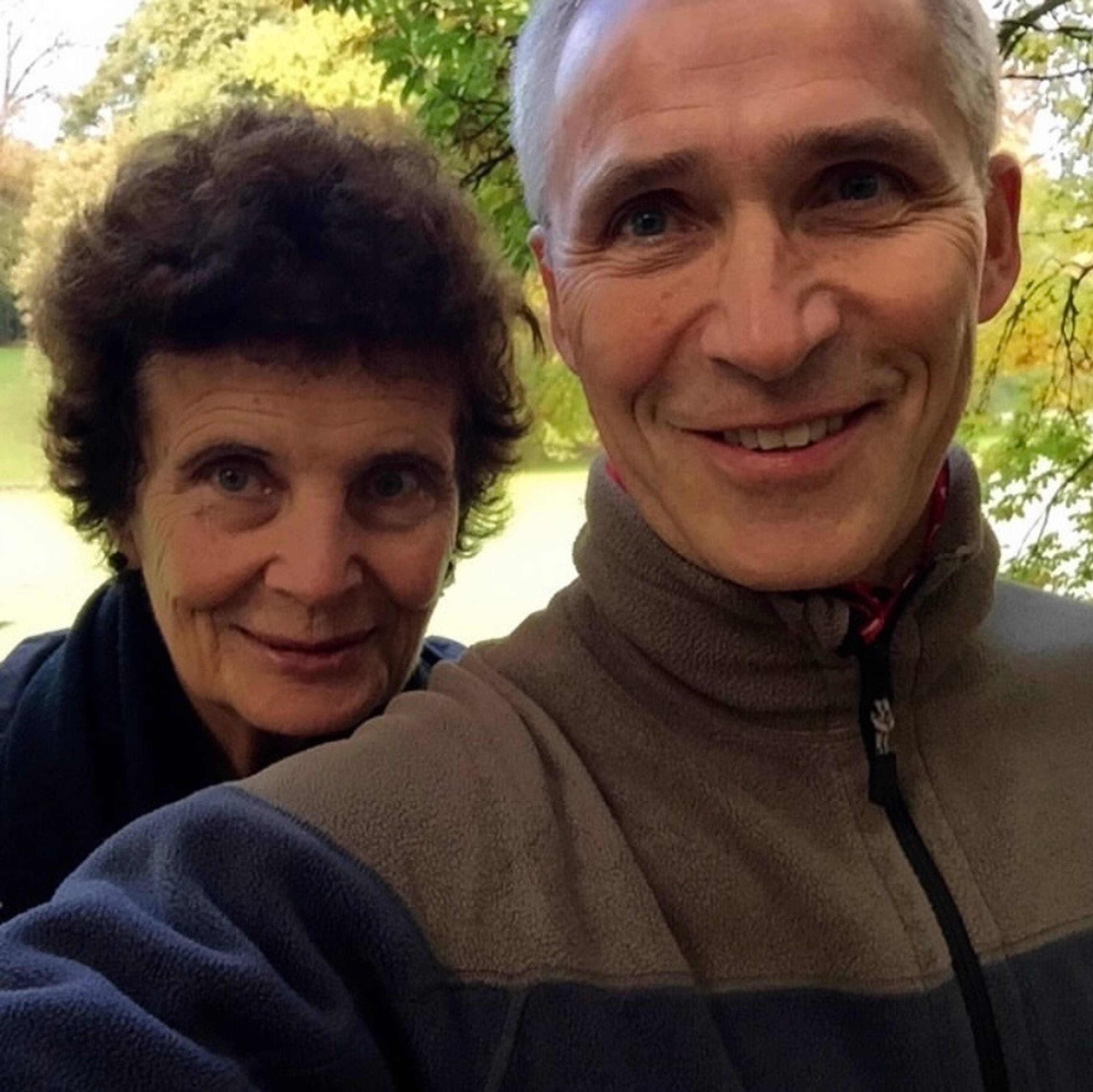 Bildet viser Jens Stoltenberg og nå avdøde Anja Breien. De ser i kamera.