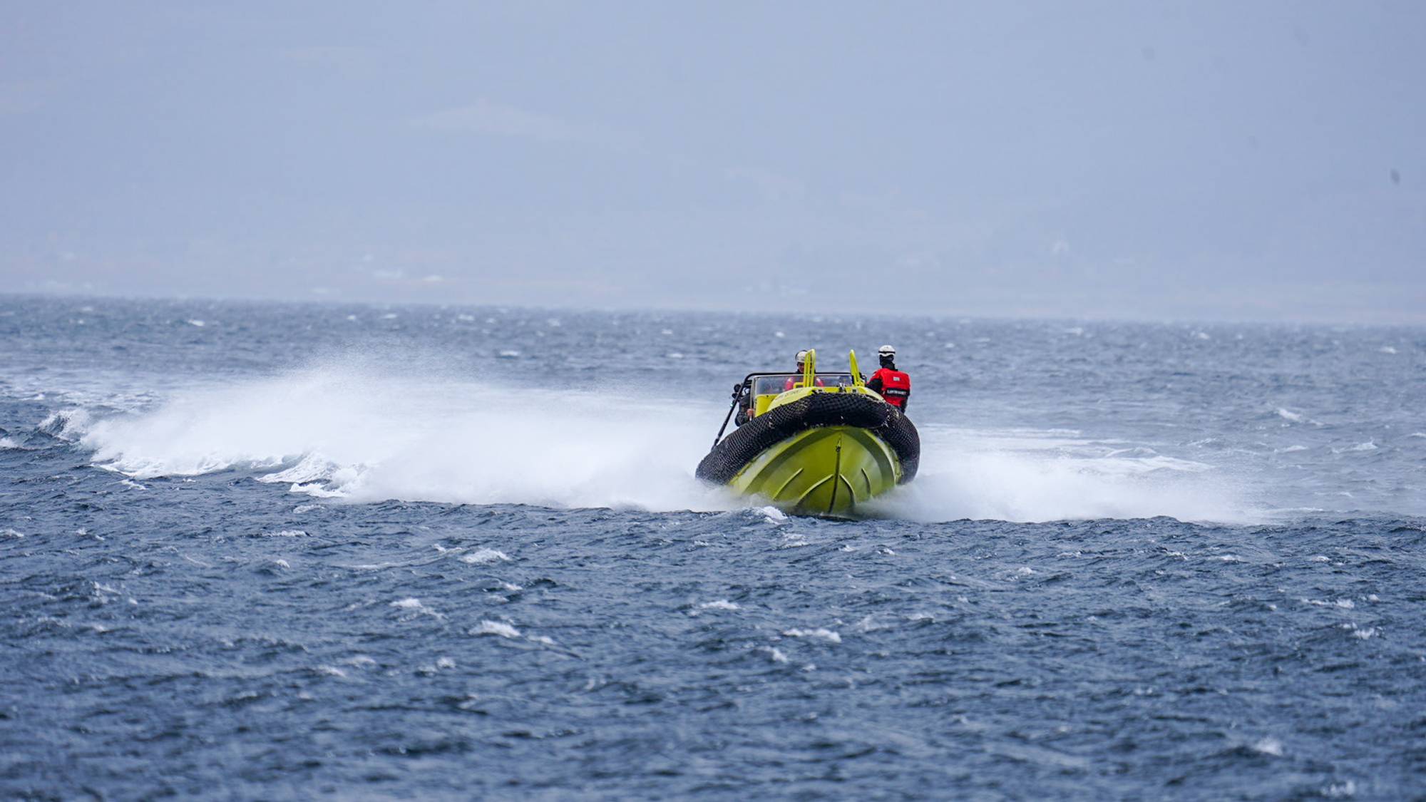 En gul båt kjører på havet