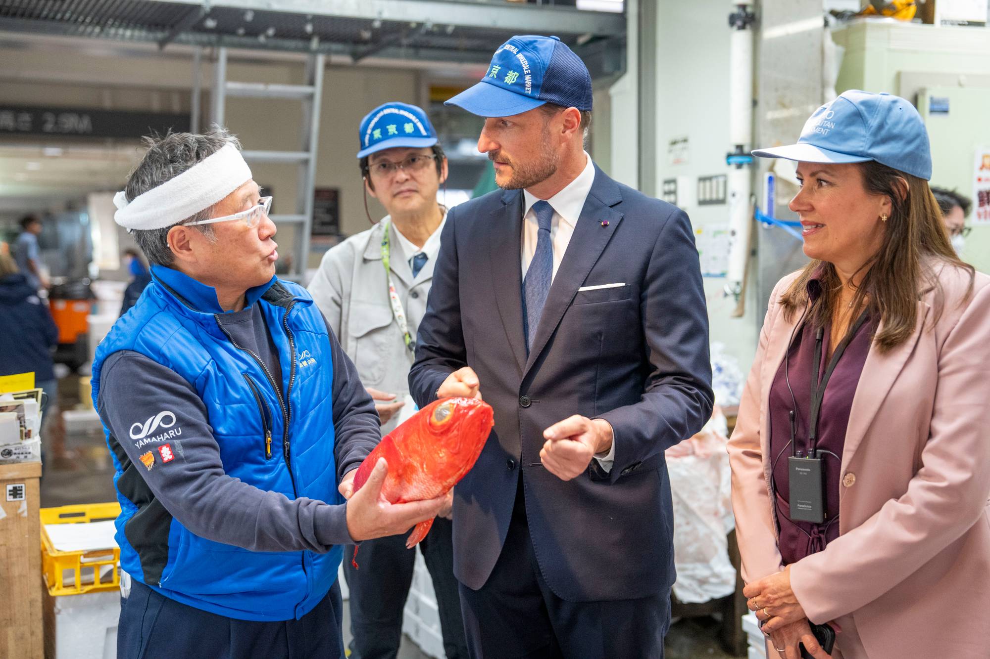 Kronprins Haakon besøker et fiskemarked i Tokyo