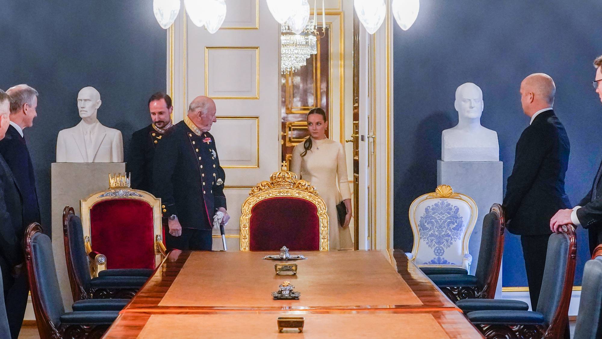 Prinsesse Ingrid Alexandra går på 18-årsdagen sin inn i Statsrådssalen på Slottet sammen med kong Harald og kronprins Haakon på