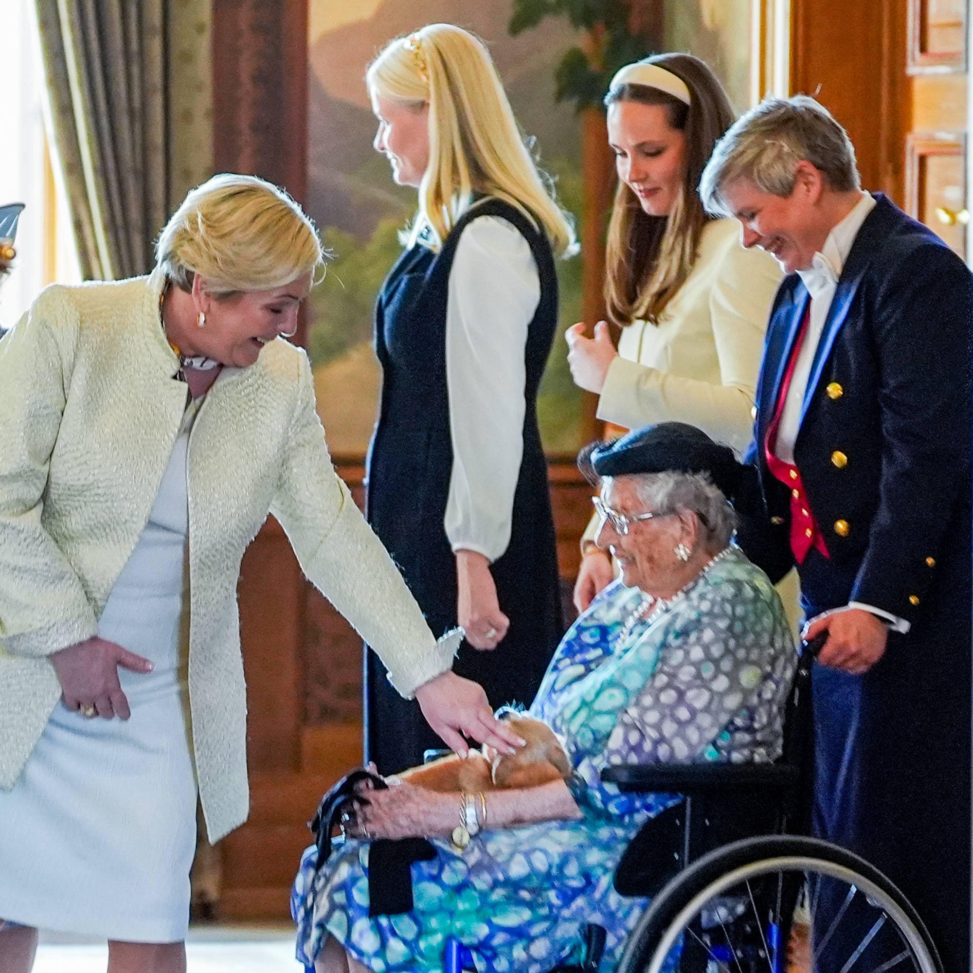 Islands president Halla Tómasdóttir hilser på hunen Wilma, som sitter på prinsesse Astrids fang i Fugleværelset på Slottet