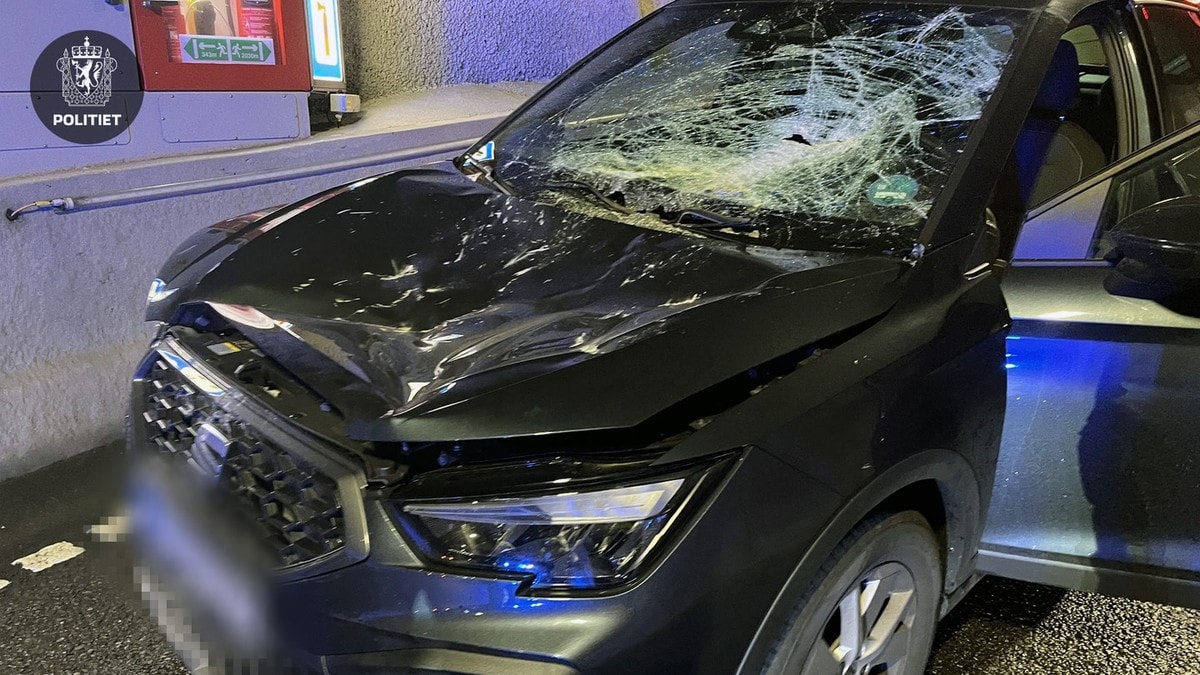 Jernfjelltunnelen stengt: Bil truffet av stein på størrelse med vaskemaskin Jernfjelltunnelen på E39 i Gulen og Masfjorden er stengt, etter melding om at en bil er truffet av en stein som falt fra taket.
Steinen beskrives å være på størrelse med en vaskemaskin, og bilen har fått store skader.
– Det skal ha vært to personer og en hund i bilen som ble truffet, de fremstår uskadet. Hendelsen skjedde rundt 500 meter inn i tunnelen fra Knarvik-siden, melder operasjonsleder Knut Dahl-Michelsen.
Klokken 16.48 melder politiet likevel at de to personene er kjørt til legevakten, etter å ha gitt utrykk for smerter i overkroppen.
Tunnelen er tømt for biler og det er uvisst hvor lenge den vil være stengt. Klokken 16.47 er bilen fjernet av bilberger.
Lise Kristoffersen ved veitrafikksentralen sier det vil bli omkjøringsmulighet via Solheimslia og fylkesvei 571, via ledebil.
Kristoffersen presiserer at dette gjelder personbiler, og ikke vogntog.