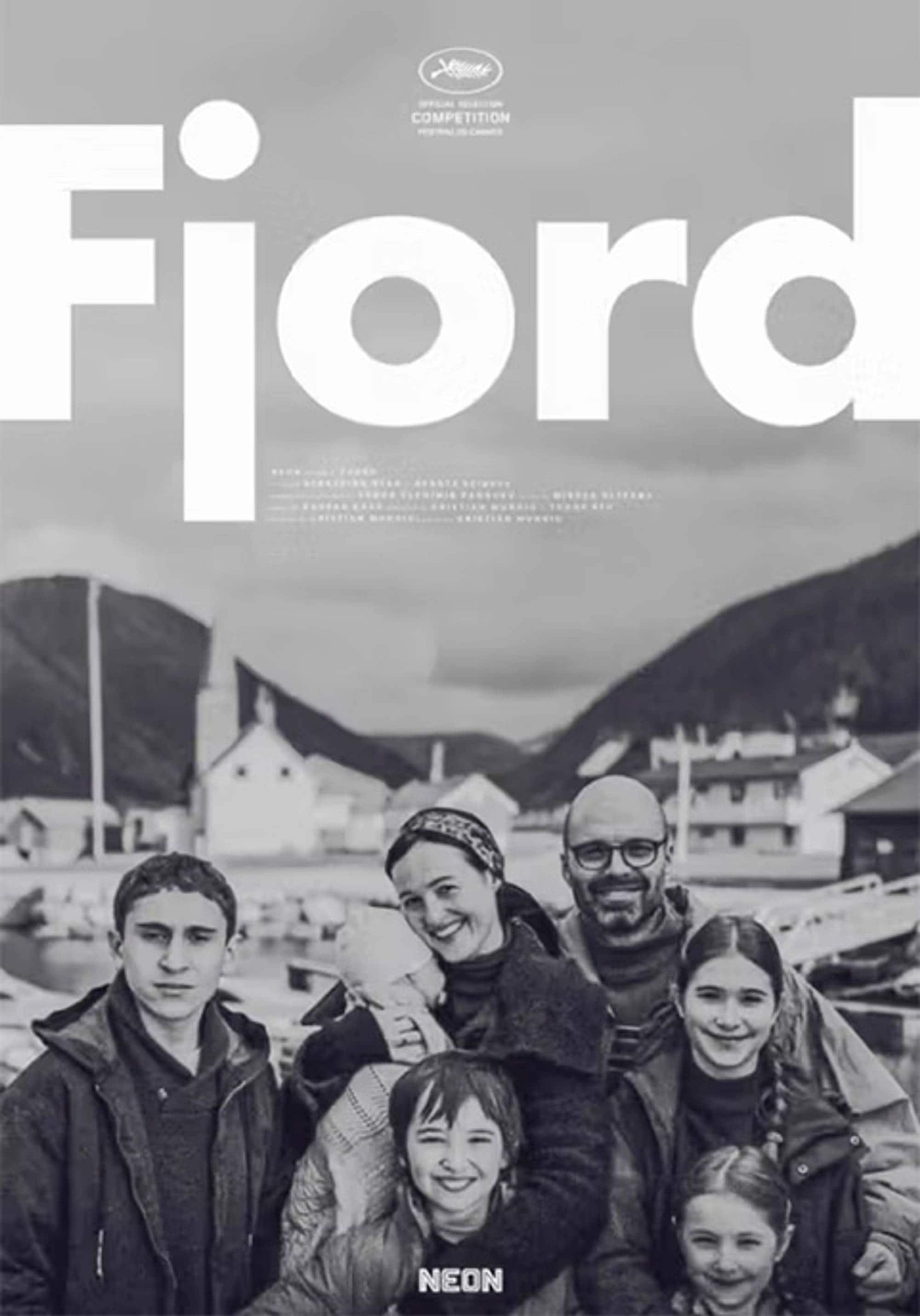 Filmplakaten til filmen "Fjord" med bilde av familien på sju som er fokus for historien.