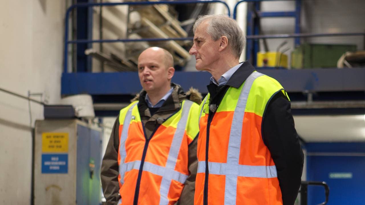 Sp-leder Trygve Slagsvold Vedum og Ap-leder Jonas Gahr Støre besøker Forestias fabrikk på Braskereidfoss i Innlandet.