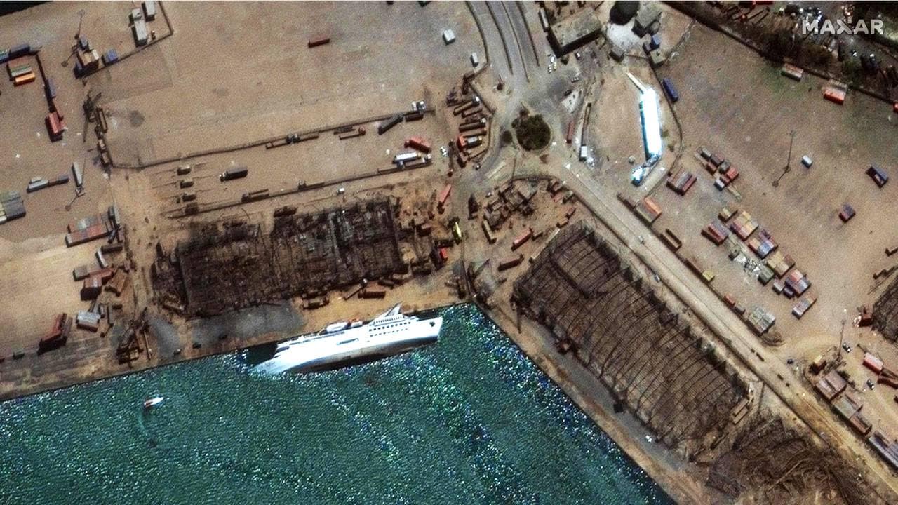 Satelittbilde tatt 5. august av havnen i Beirut med cruiseskipet «Orient Queen».