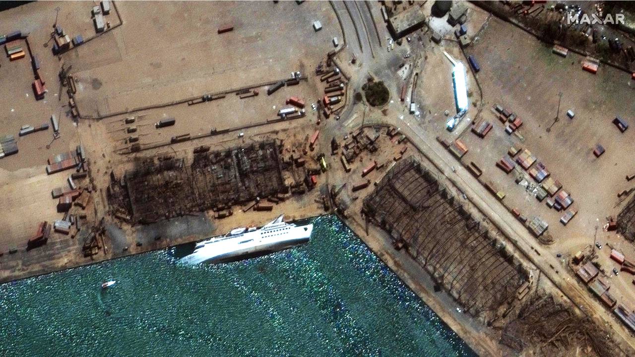 Satelittbilde tatt 5. august av havnen i Beirut med cruiseskipet «Orient Queen».