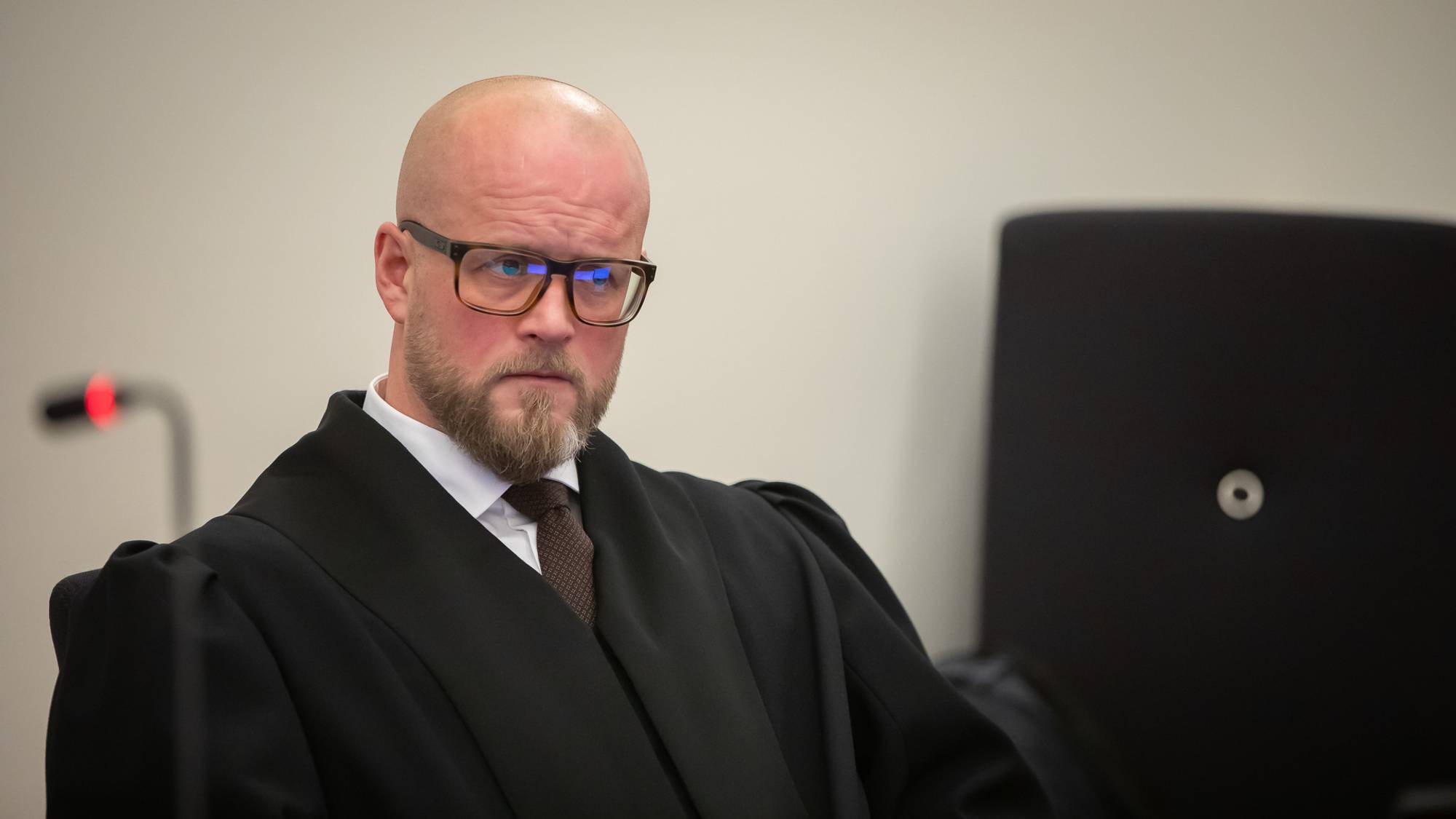 Frosta-saken: En konsentrert og noe betenkt forsvarer Erlend Hjulstad Nilsen sitter i rettssal 5 i Trøndelag tingrett, Steinkjer, Han sitter i rettssalen og kikker litt ned og til siden