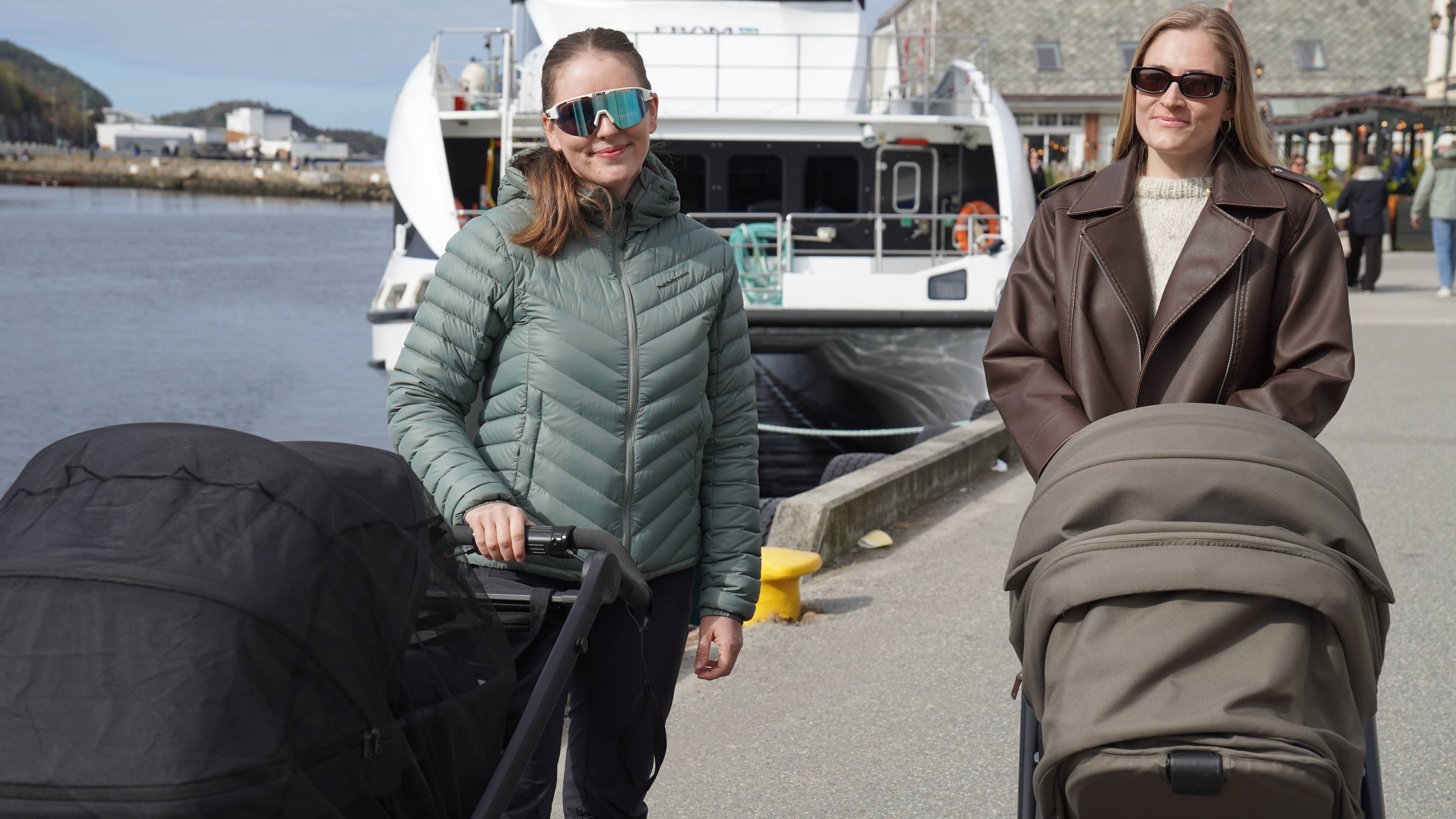 Karoline Fylling Vik og Lone Alice Pilskog Rørvik er ute og triller barnevogn i vårsola i Ålesund.
