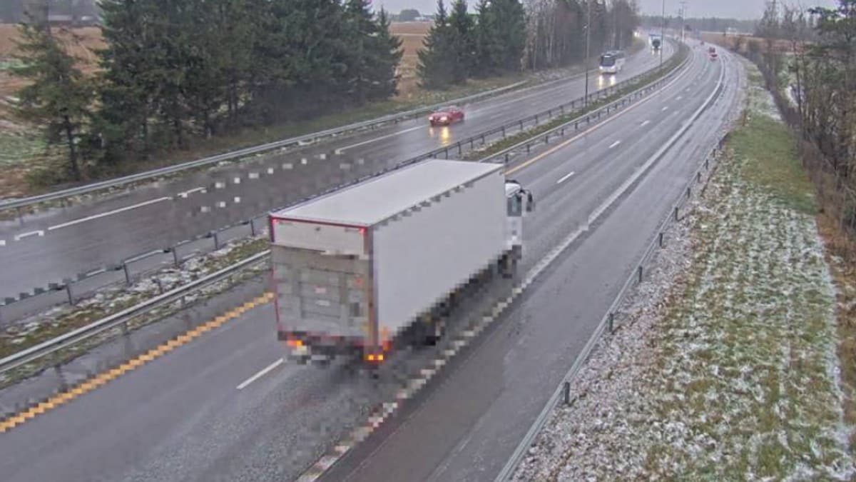 Glatte veier flere steder i landet: – Kjør etter forholdene