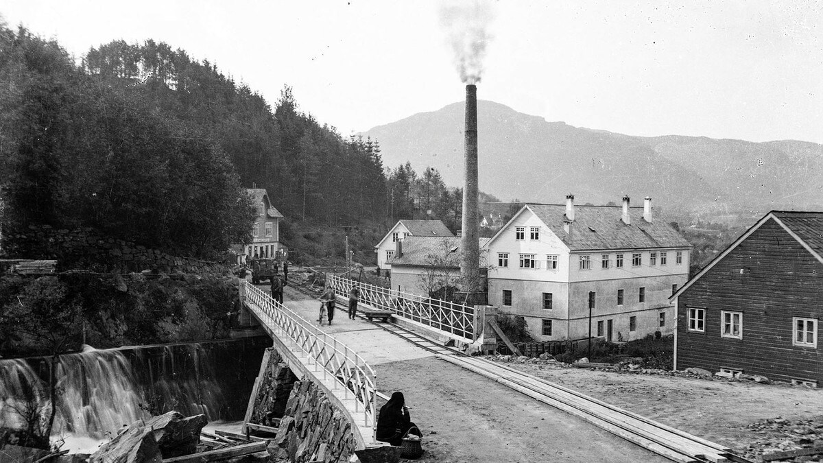 Vil ha bompengar: Brua frå 1936 er framleis europaveg mellom aust og vest