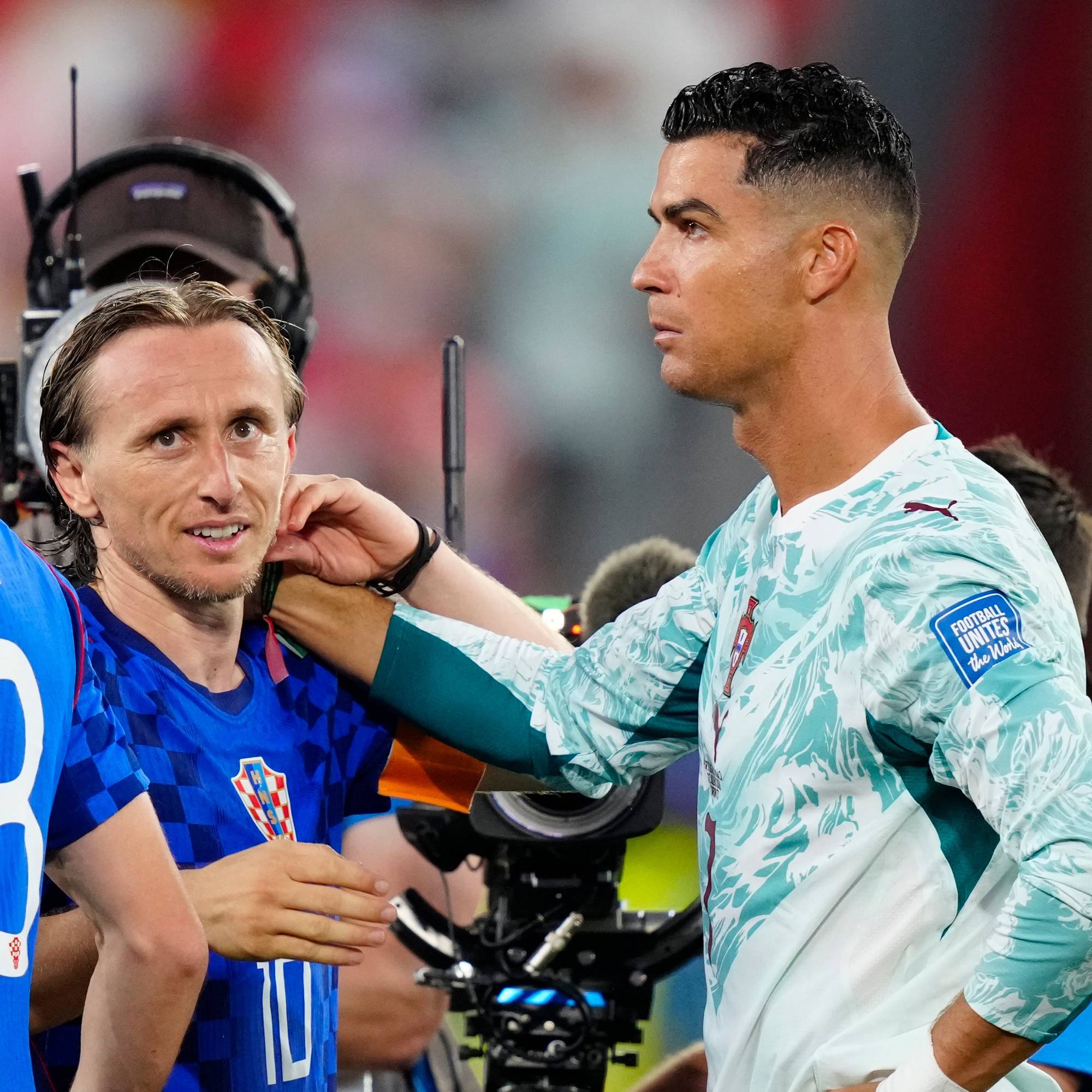 Cristiano Ronaldo og Luka Modric hilser på hverandre etter en fotballkamp på banen. (Bildebeskrivelsen er laget av en KI-tjeneste)