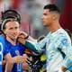 Frank Gunn / The Canadian Press,NTB Cristiano Ronaldo og Luka Modric hilser på hverandre etter en fotballkamp på banen. (Bildebeskrivelsen er laget av en KI-tjeneste)