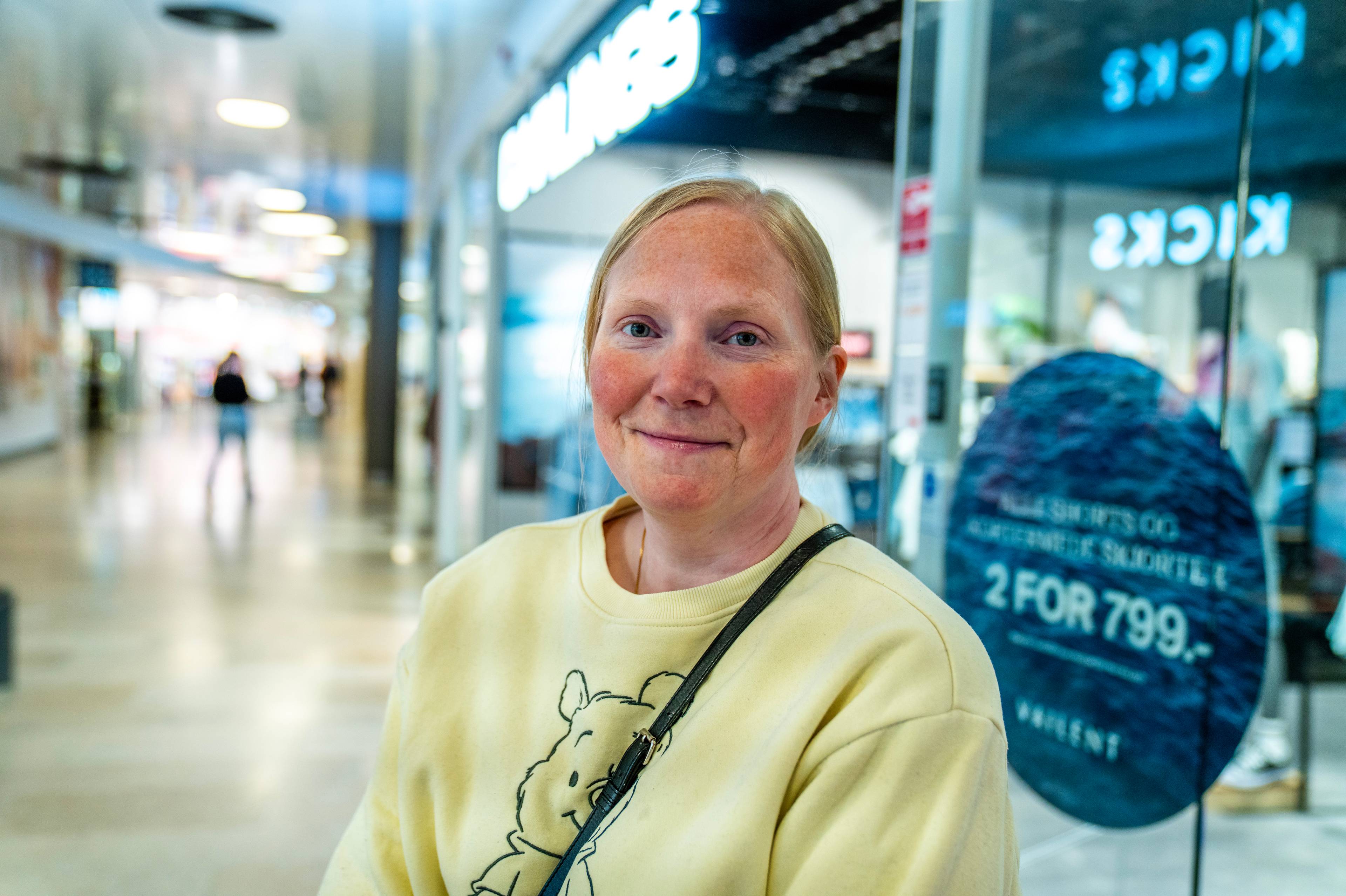 En person som holder en blå pose (Bildebeskrivelsen er laget av en KI-tjeneste)