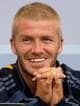 Foto: DANNY MOLOSHOK / X01907,NTB Portrett av David Beckham som smiler med hendene foldet foran seg. (Bildebeskrivelsen er laget av en KI-tjeneste)