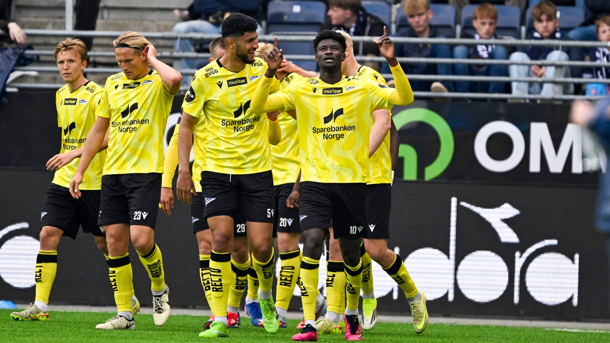 viser menn i fotballdrakter på en fotballbane