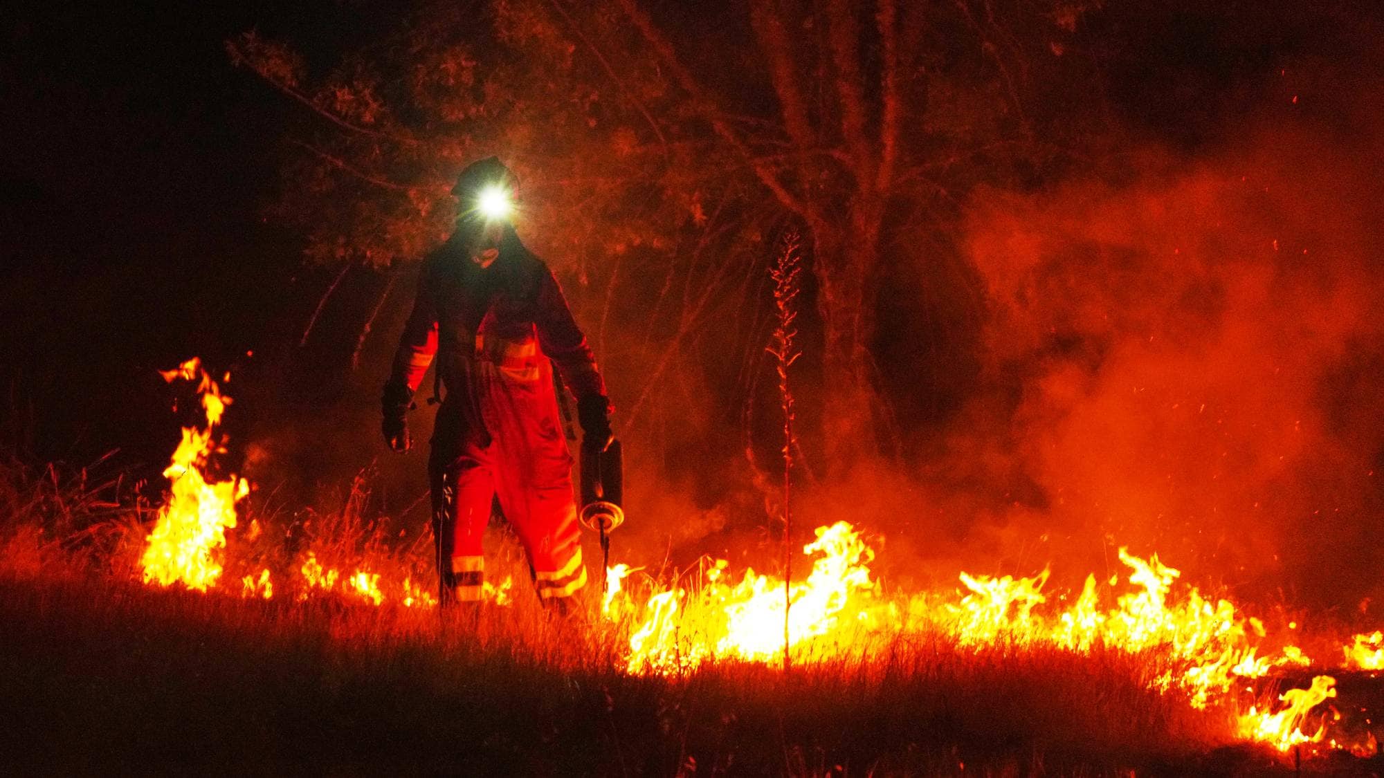 En brannmann kjemper mot flammene nær Cebreros i Spania.