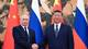 SERGEY BOBYLEV / POOL,NTB Vladimir Putin og Xi Jinping står ved siden av hverandre foran flaggene til Kina og Russland. De to lederne hilser hverandre med håndtrykk. (Bildebeskrivelsen er laget av en KI-tjeneste)