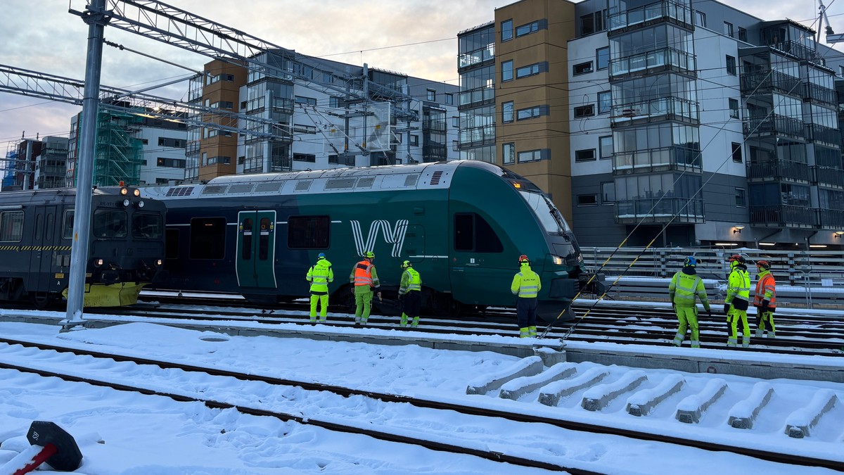 Tog har sporet av på Drammen stasjon: – Jeg rekker ikke mattetimen!