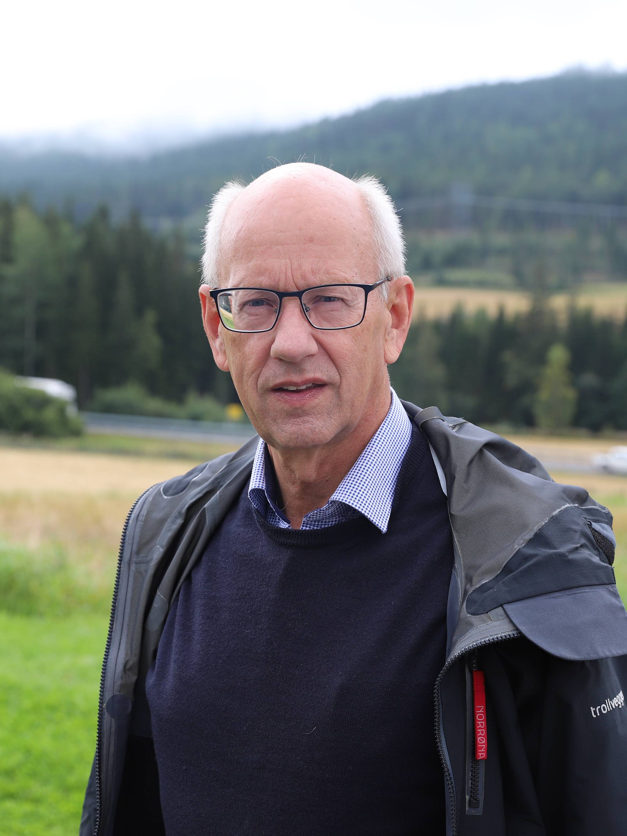 En bekymret Lars Fredrik Stuve. Kornhøsten blir ikke bra.