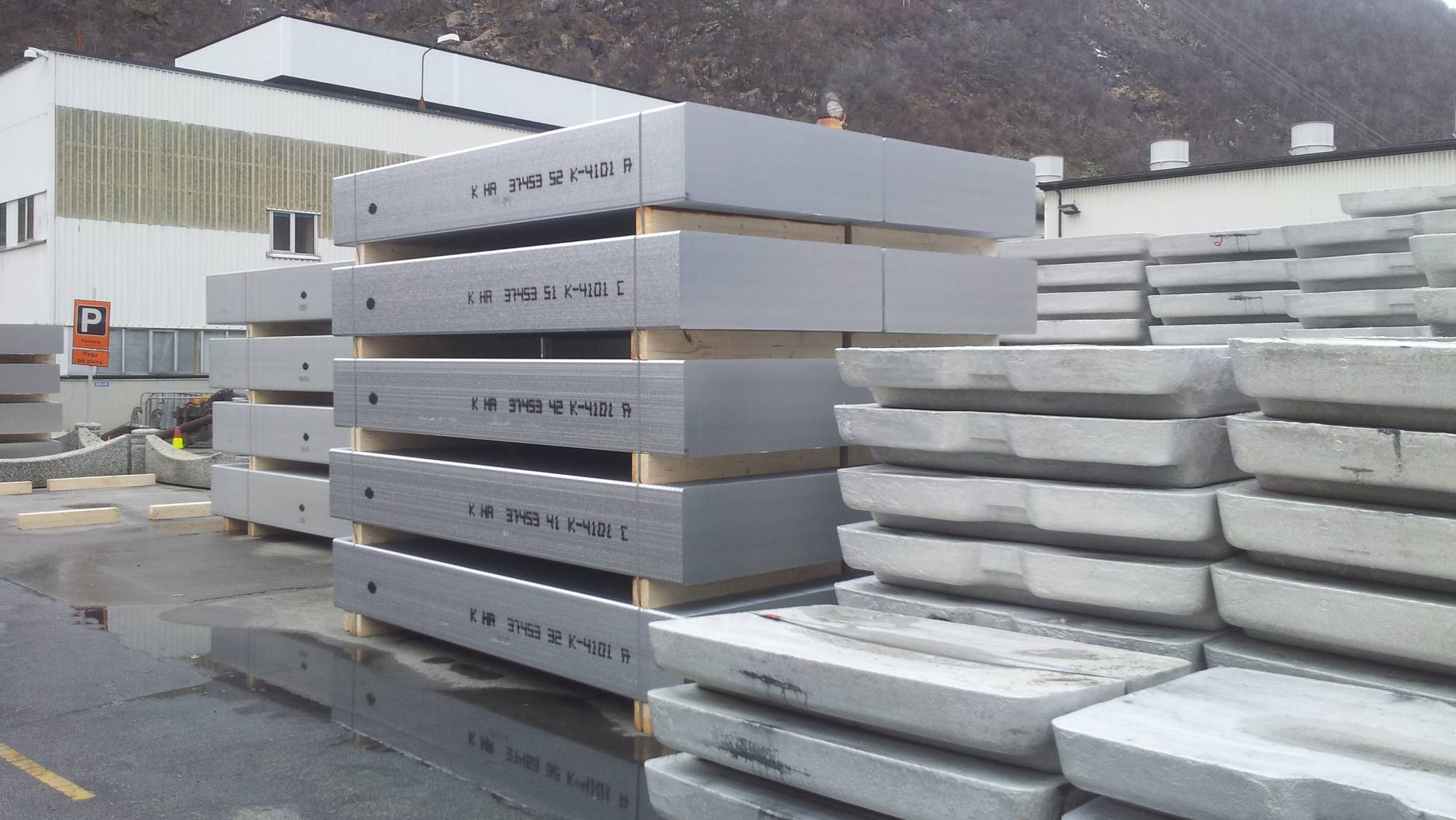Aluminium på kai i Høyanger