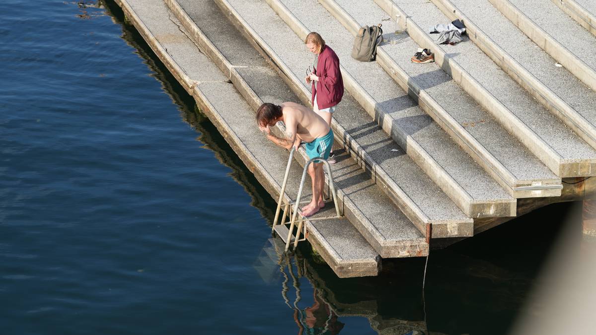 Nå må badenymfer sjekke vannflaten: – Ekstra mange