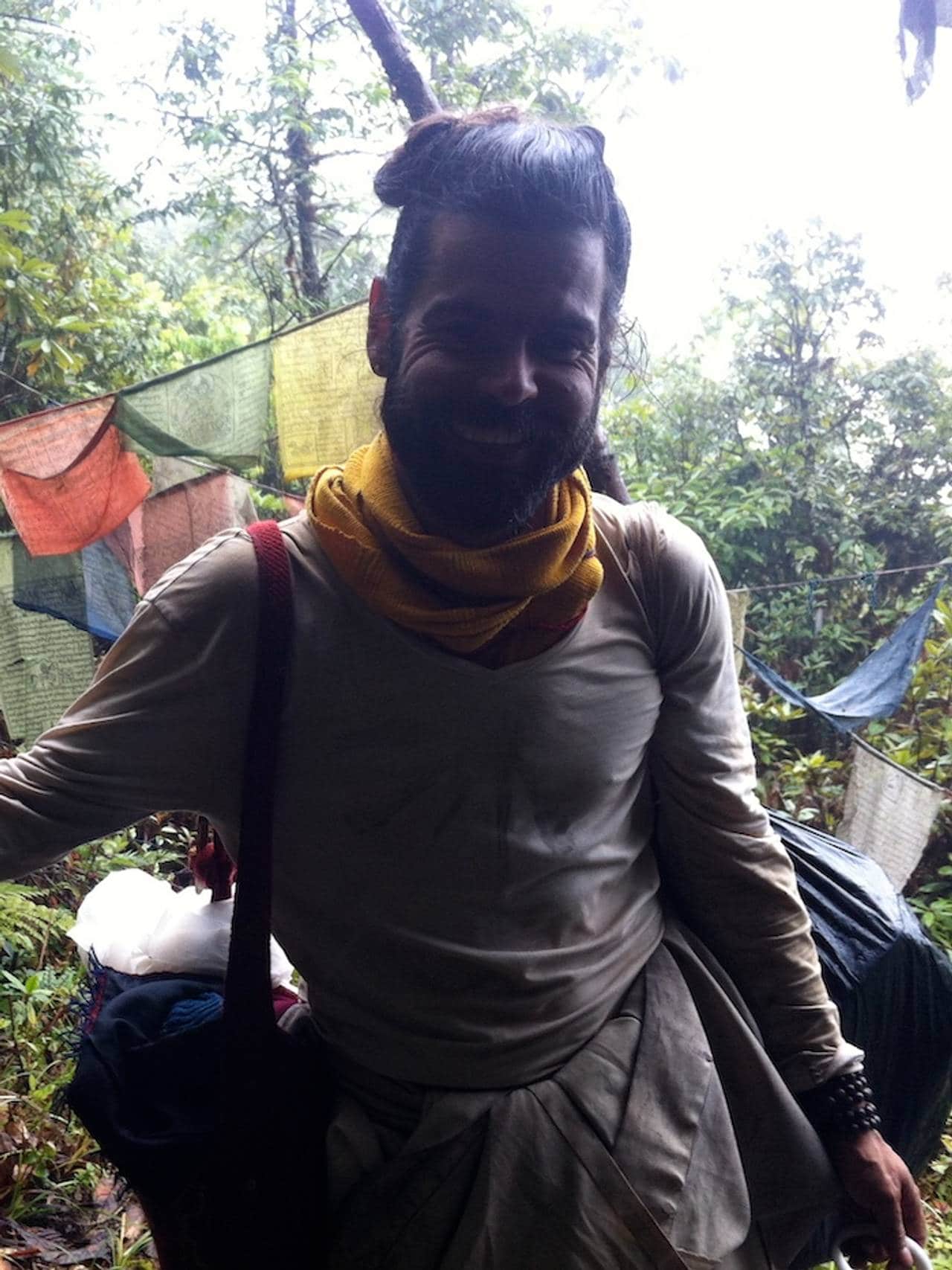 Jørgen Nøvik med vandirngstav og stort smil på vandring i jungelen i Himalaya