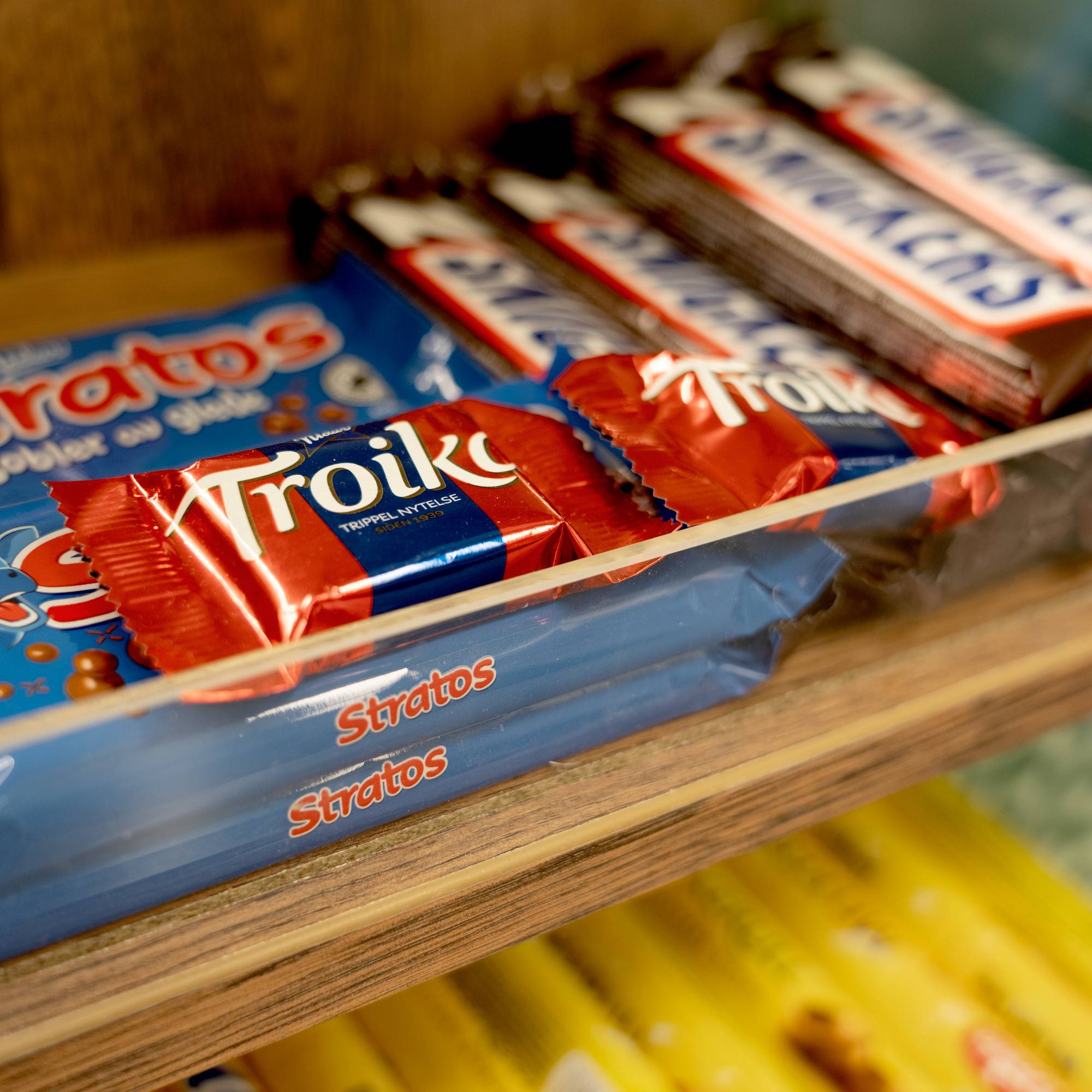 Stratos, Troika og Snickers ligger i butikkhylle.