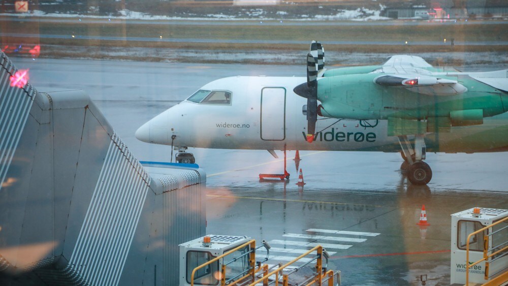 Widerøe-fly Bombardier dash8-100 på Bodø lufthavn.