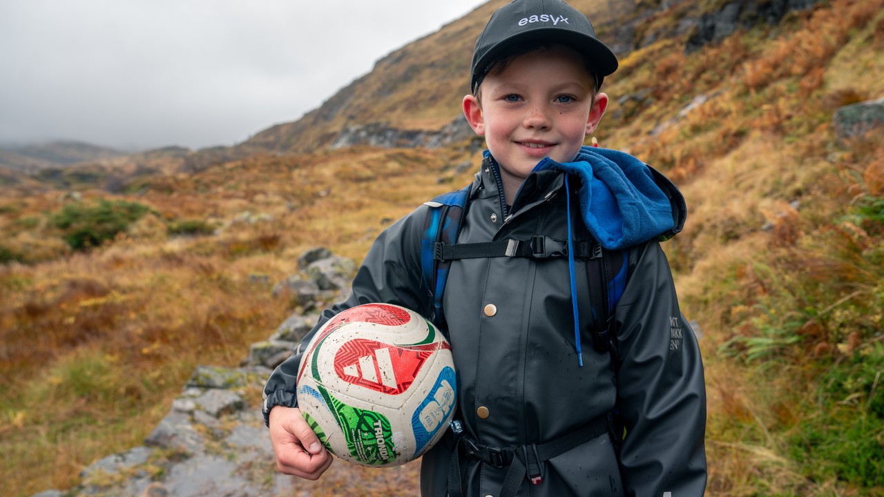 Håkon (8) trilla fotballen frå Bergen til Voss - NRK