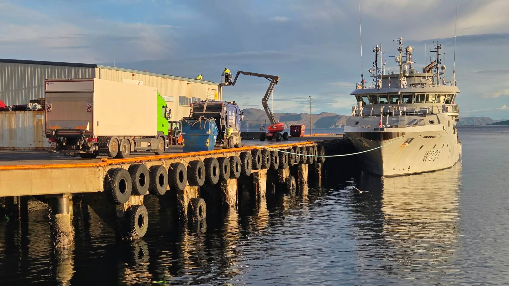 Kystvaktskipet KV Farm ved hurtigrutekaia i Havøysund. Bildet er tatt i forbindelse med en politiaksjon mot Havøysund Fisk. Bygningene og kjøretøyene på bildet har ingenting med aksjonen å gjøre.