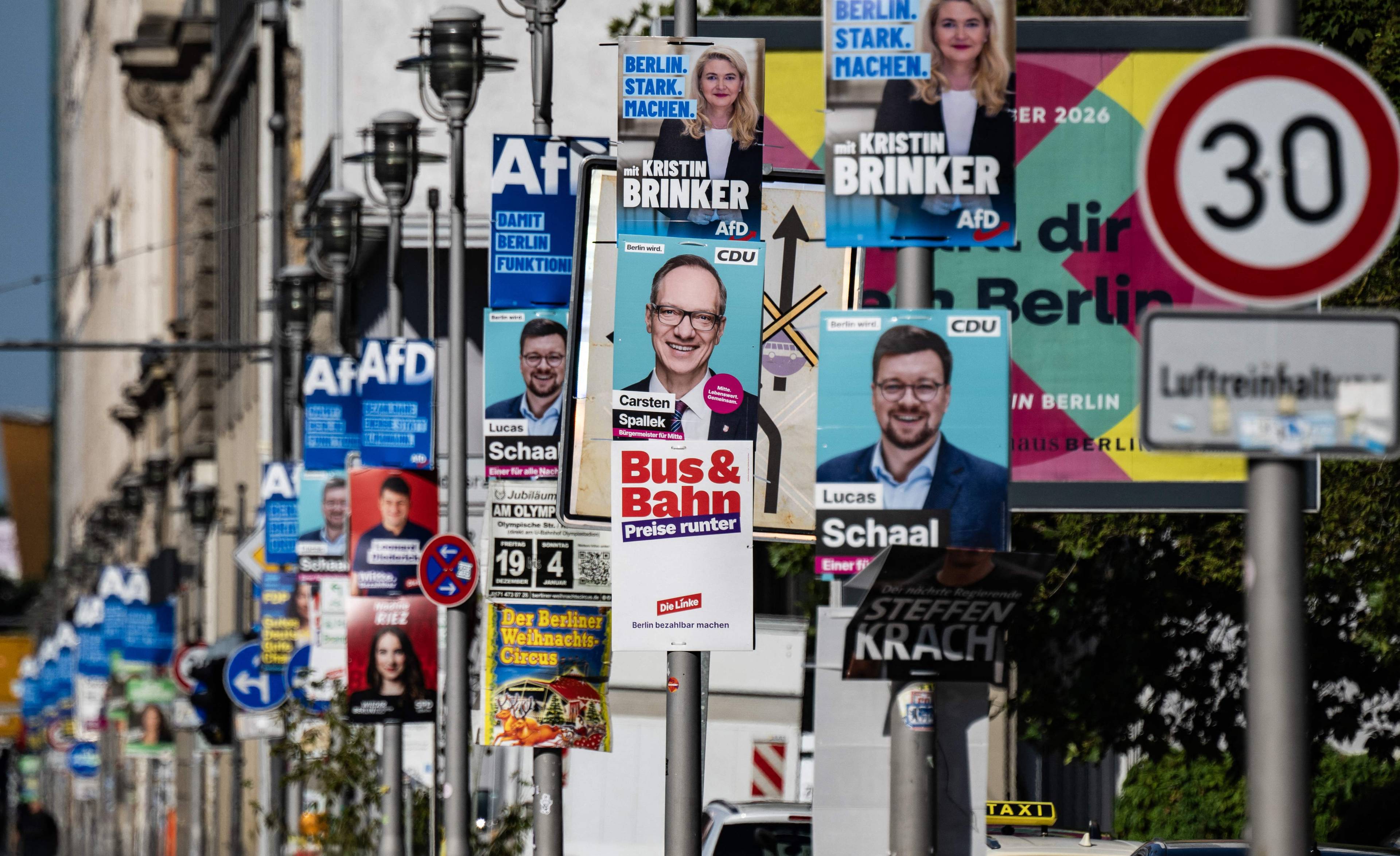 en mengde valgplakater på lyktestolper