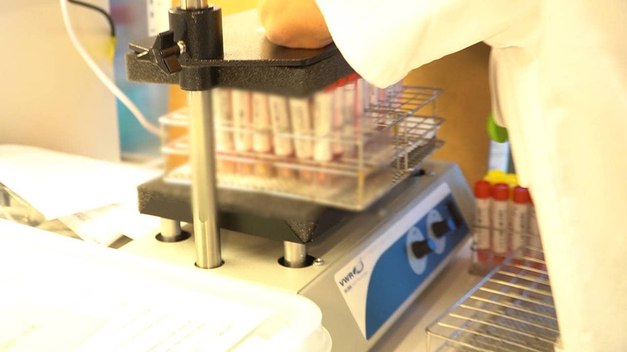 Maskin som rister prøveglass på mikrobiologisk laboratorium ved Nordlandssykehuset i Bodø