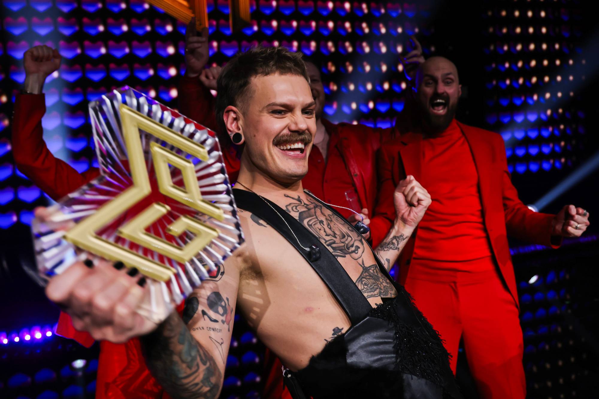 Jonas Løvv jubler etter å ha vunnet Melodi Grand Prix-finalen i Håkons hall på Lillehammer, lørdag kveld.