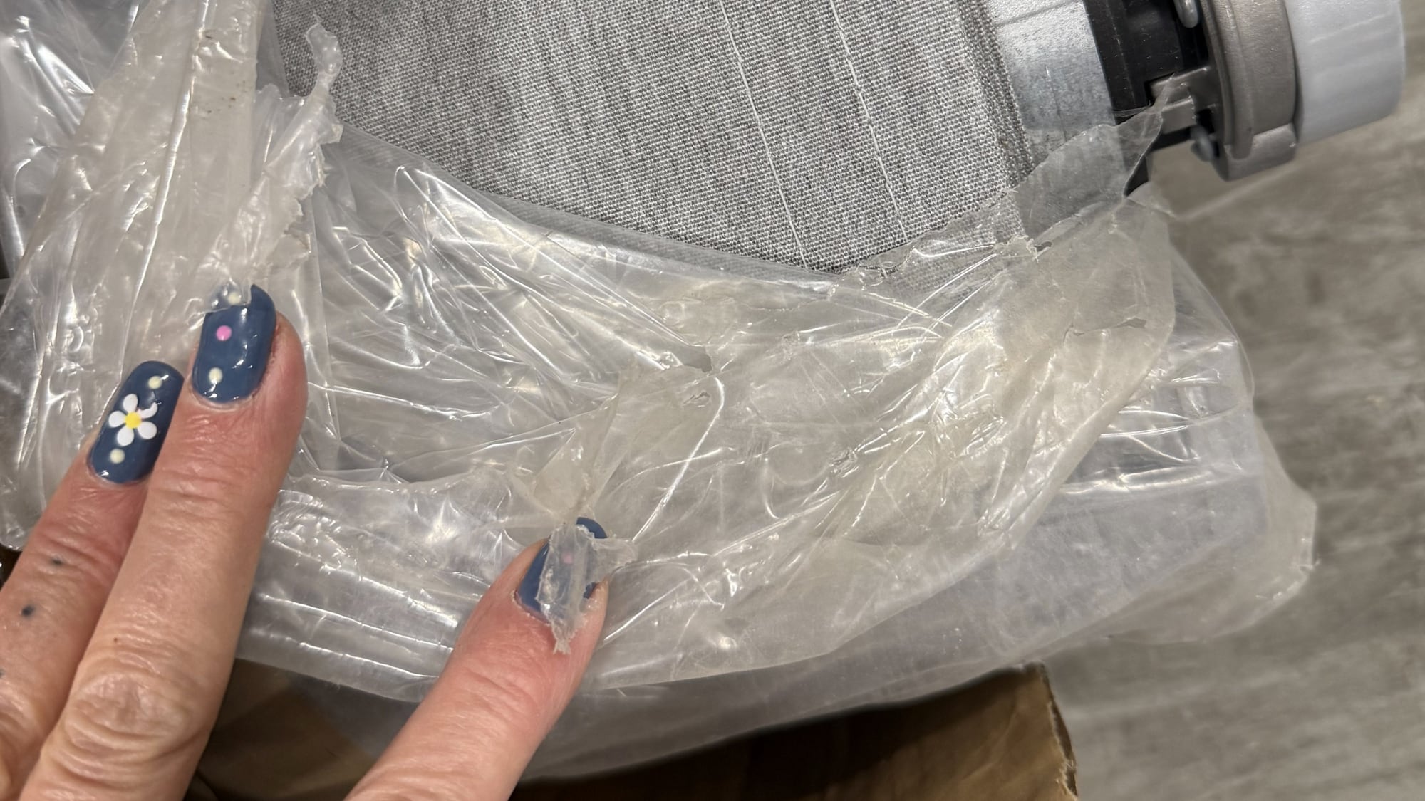 en grå markise pakket ned i plast