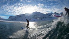 HAVETS SYKLUSER: Surfere tester forholdene i Lofoten i den kalde årstiden. Nå har klimaforskere funnet ut at temperaturen i havet utenfor Norge går i sykluser som gjør dem i stand til å forutse klimaet. 