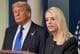 Ken Cedeno / Reuters / NTB Donald Trump, Pam Bondi står på et podium