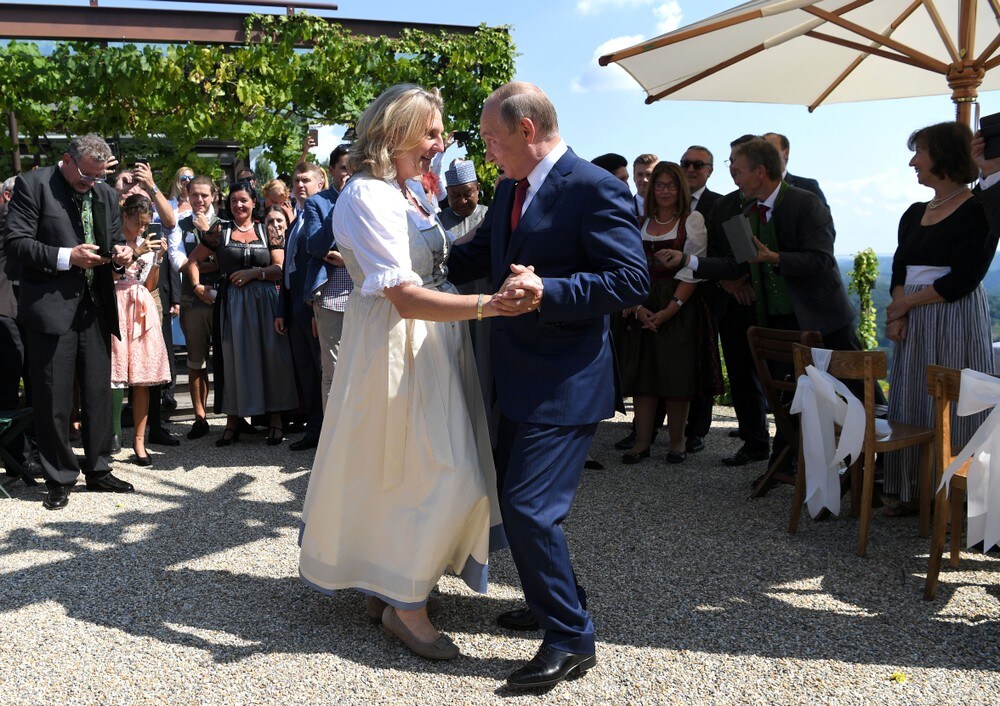 Putins bryllupsbesøk vekker harme i Østerrike