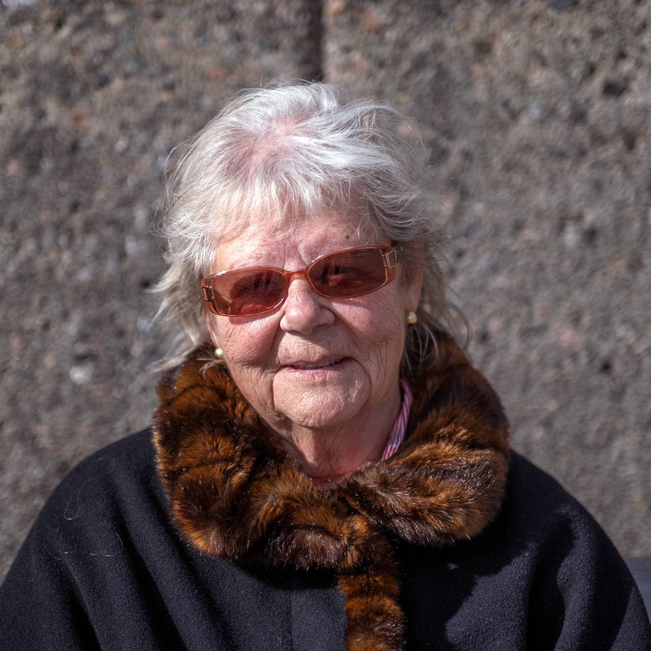 Greta Arnhol sit på ein benk på Aker brygge i Oslo
