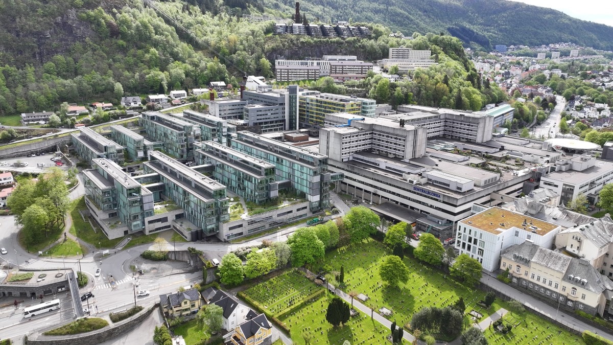 Luftfoto av Haukeland universitetssjukehus i Bergen med omkringliggende bebyggelse og kirkegård. (Bildebeskrivelsen er laget av en KI-tjeneste) FOTO: Odd Arne Olderbakk/NRK Luftfoto av Haukeland universitetssjukehus i Bergen med omkringliggende bebyggelse og kirkegård. (Bildebeskrivelsen er laget av en KI-tjeneste) FOTO: Odd Arne Olderbakk/NRK