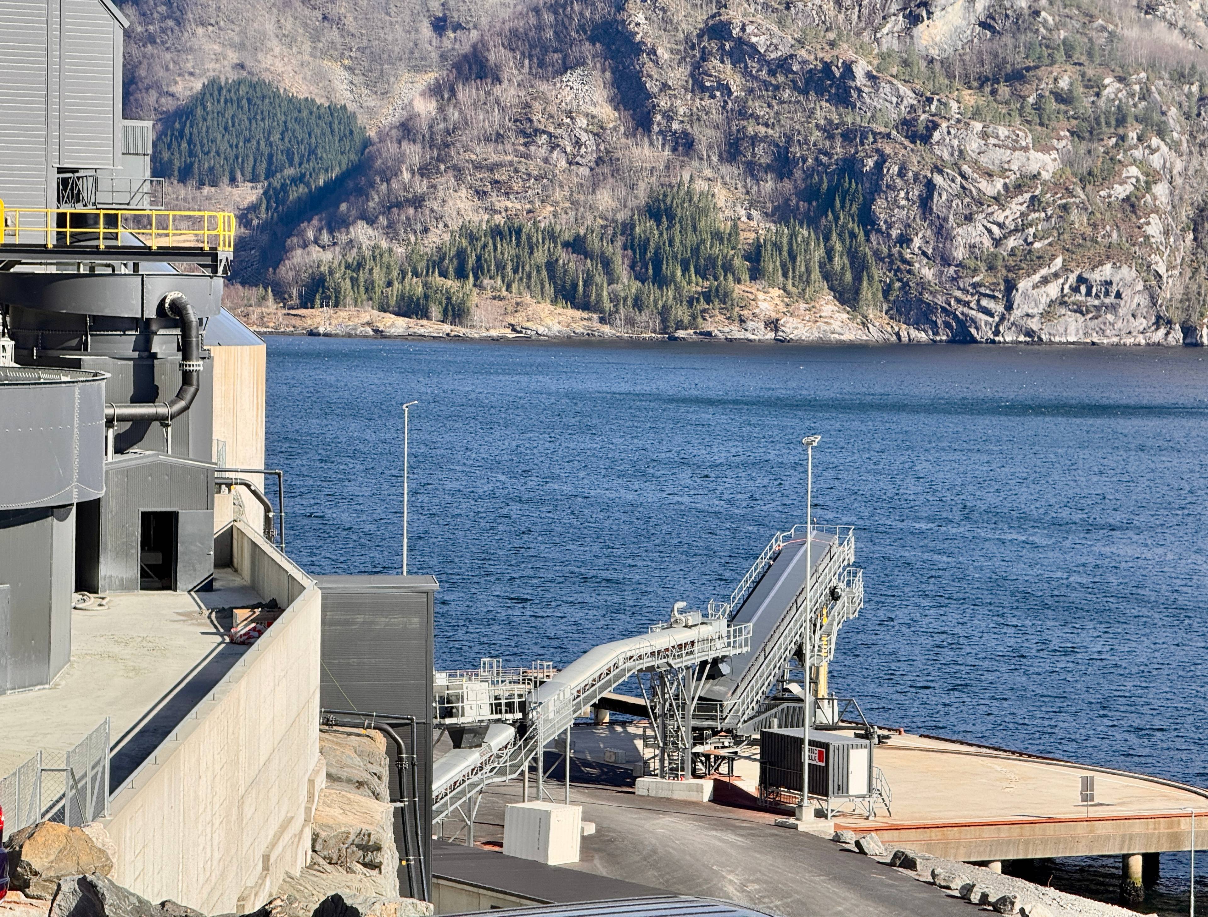 Nordic Mining har brukt rundt tre milliardar kroner på å bygge opp prosjektet mellom 2021 og 2025. I fjor omsatte dei for 4,8 milliardar kroner, med eit underskot på rundt 430 milliardar.
