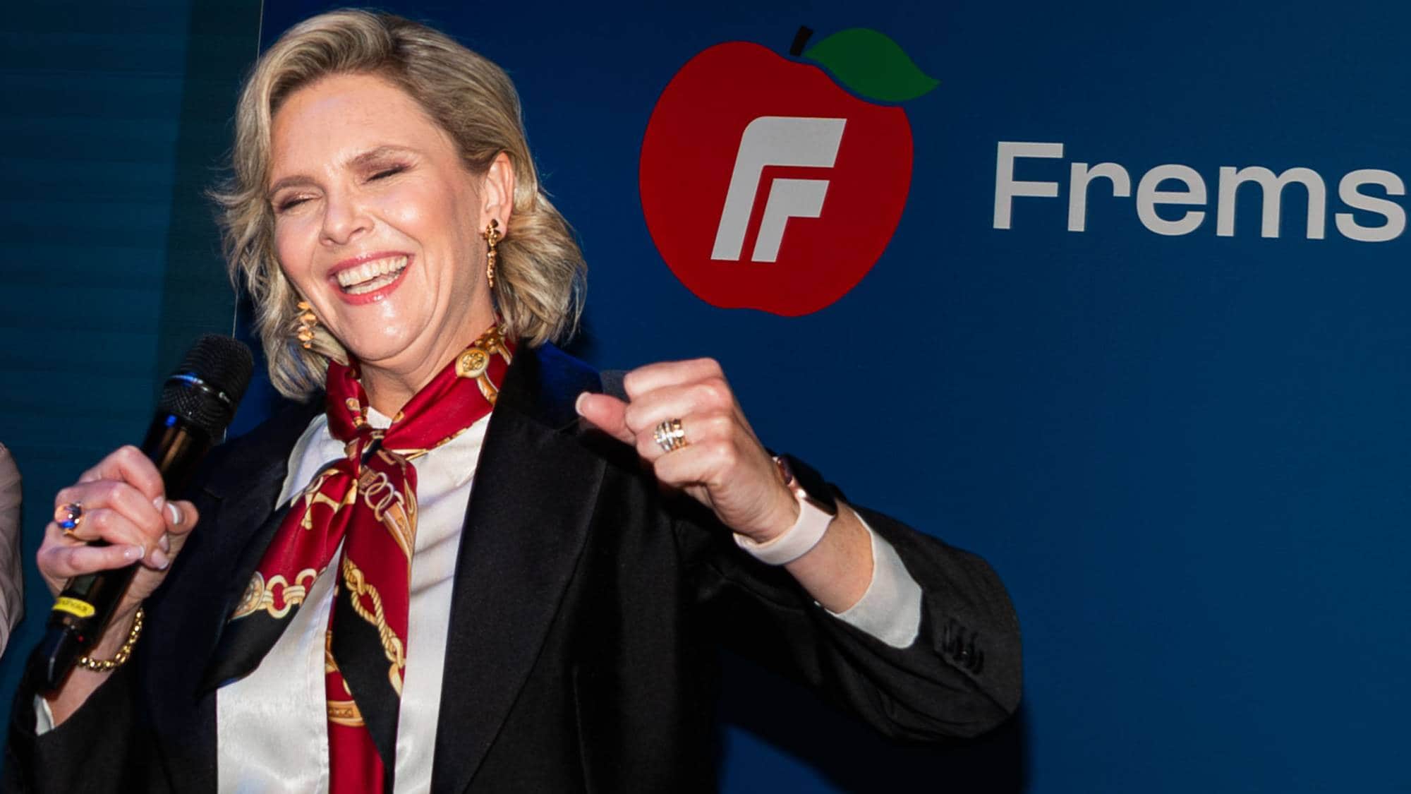 Sylvi Listhaug holder en mikrofon